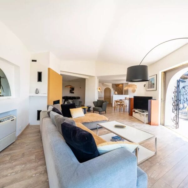 Mougins : Villa d’architecte avec piscine dans un domaine privé