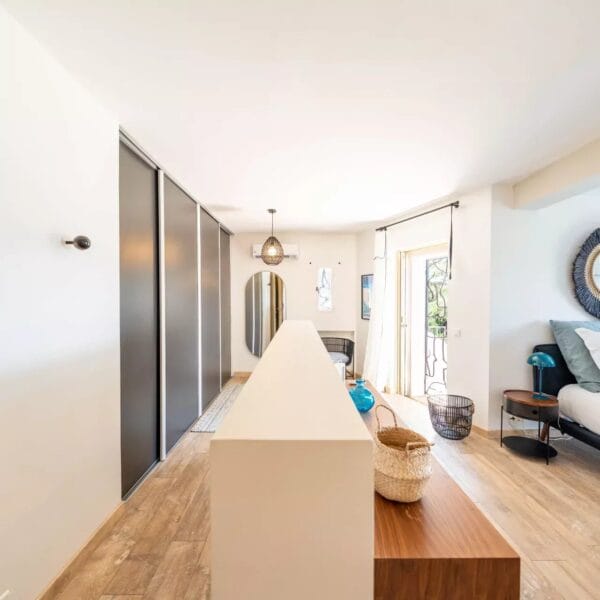Mougins : Villa d’architecte avec piscine dans un domaine privé