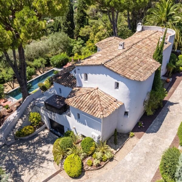 Mougins: Architect-designed villa with swimming pool in a private estate