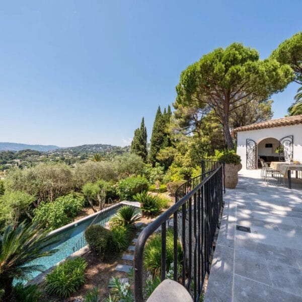 Mougins: Architect-designed villa with swimming pool in a private estate