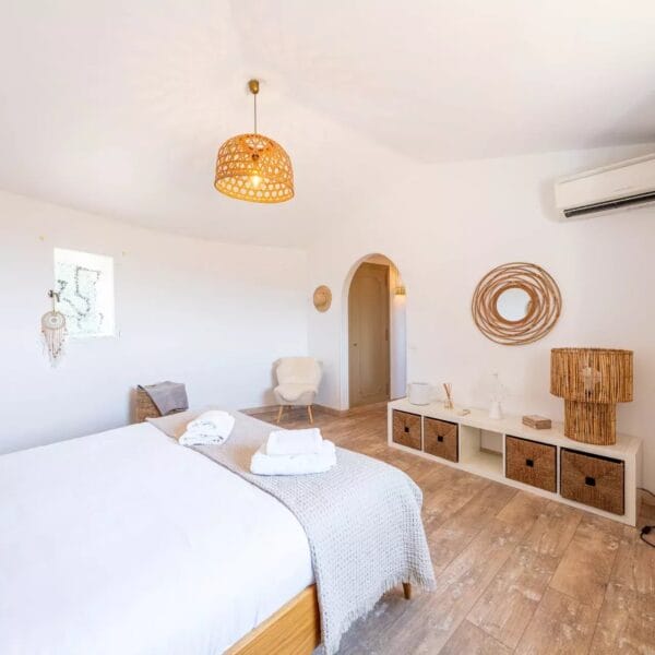 Mougins: Architect-designed villa with swimming pool in a private estate