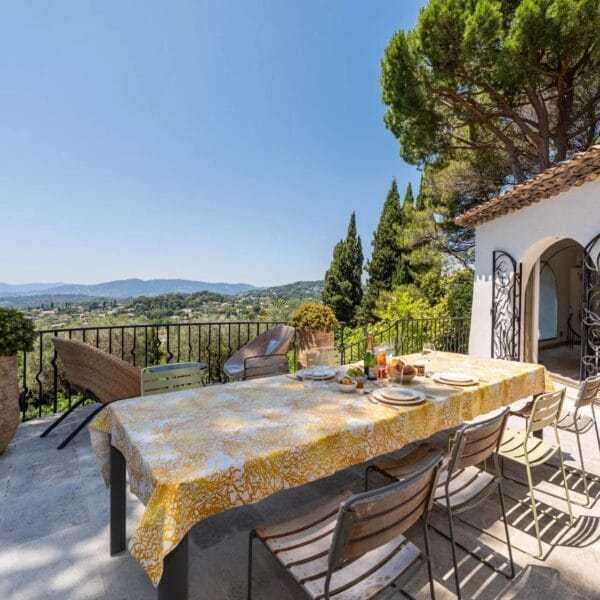 Mougins: Architect-designed villa with swimming pool in a private estate