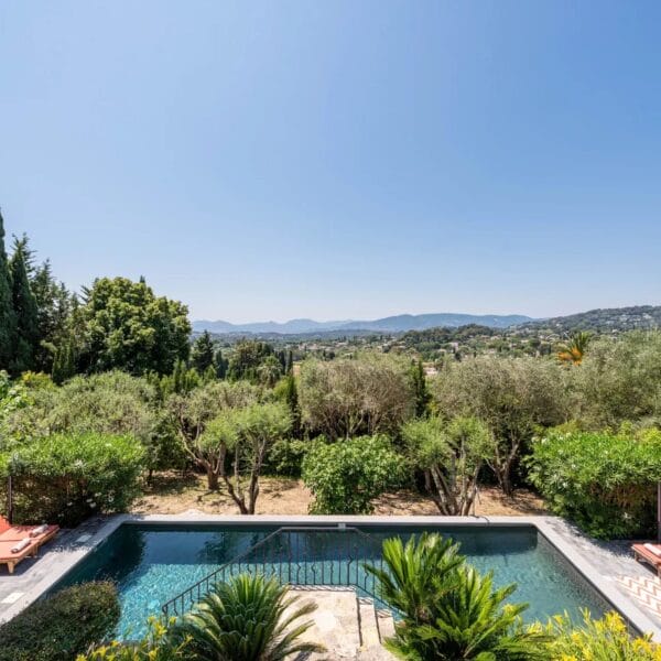 Mougins: Architect-designed villa with swimming pool in a private estate
