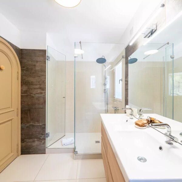 Mougins: Architect-designed villa with swimming pool in a private estate