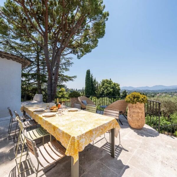 Mougins: Architect-designed villa with swimming pool in a private estate