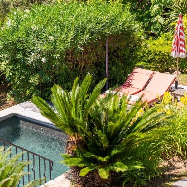 Mougins: Architect-designed villa with swimming pool in a private estate