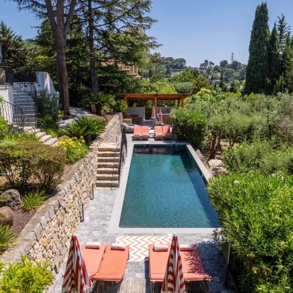 Mougins: Architect-designed villa with swimming pool in a private estate