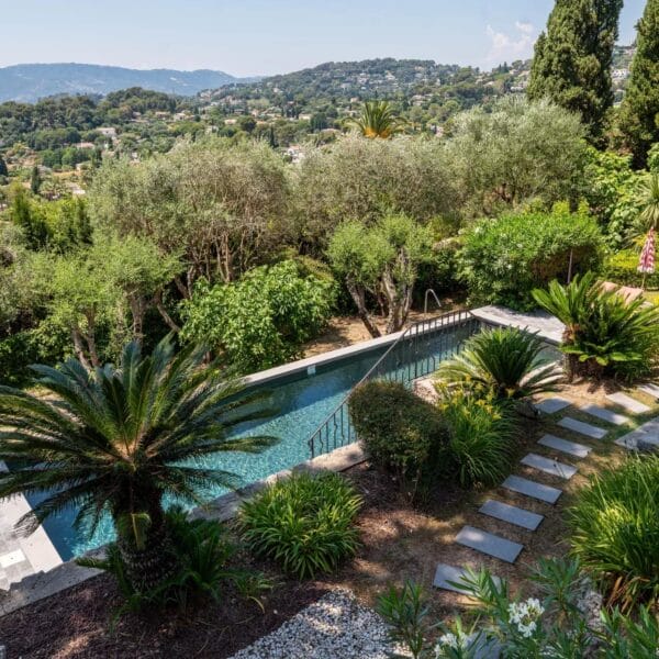 Mougins: Architect-designed villa with swimming pool in a private estate