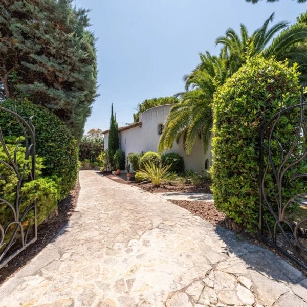 Mougins: Architect-designed villa with swimming pool in a private estate