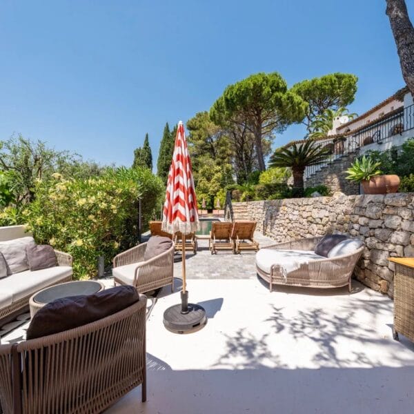 Mougins: Architect-designed villa with swimming pool in a private estate