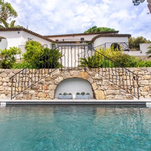 Mougins : Villa d’architecte avec piscine dans un domaine privé
