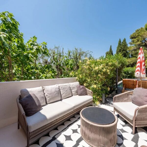 Mougins: Architect-designed villa with swimming pool in a private estate