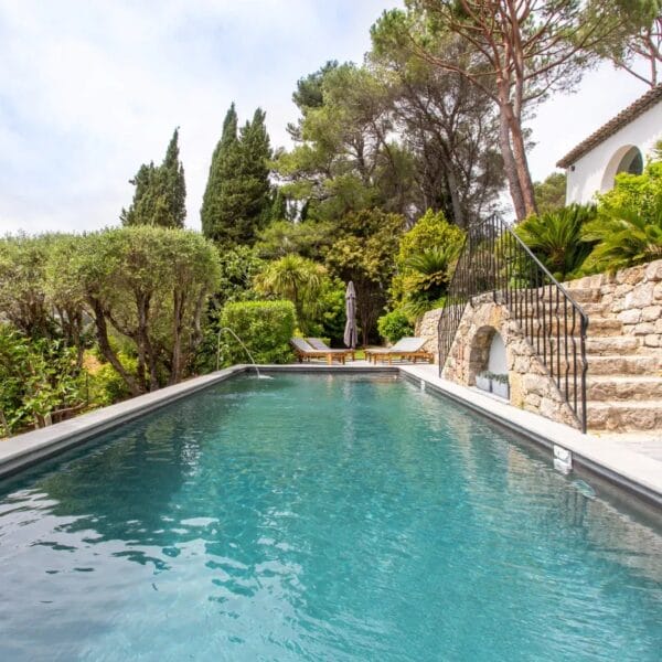 Mougins : Villa d’architecte avec piscine dans un domaine privé