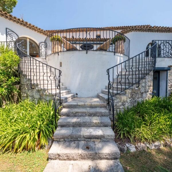 Mougins: Architect-designed villa with swimming pool in a private estate