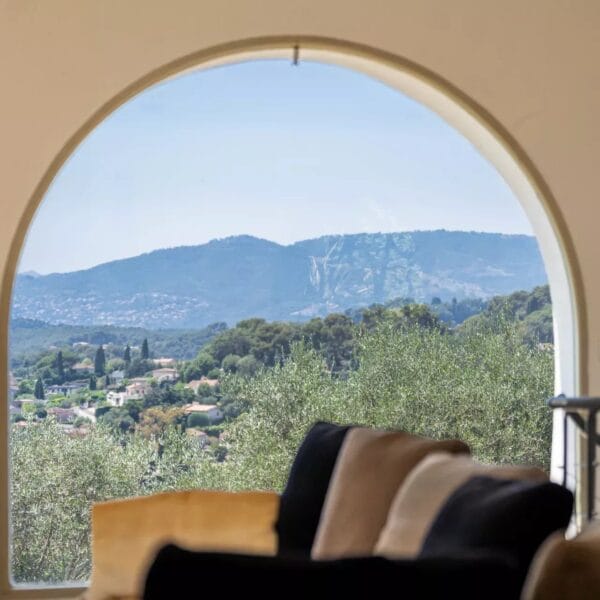 Mougins: Architect-designed villa with swimming pool in a private estate