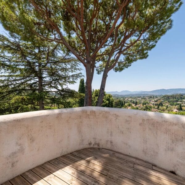 Mougins: Architect-designed villa with swimming pool in a private estate