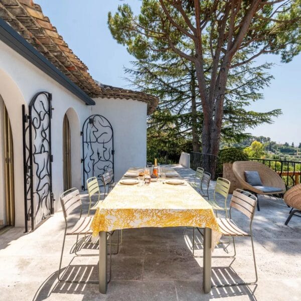 Mougins: Architect-designed villa with swimming pool in a private estate