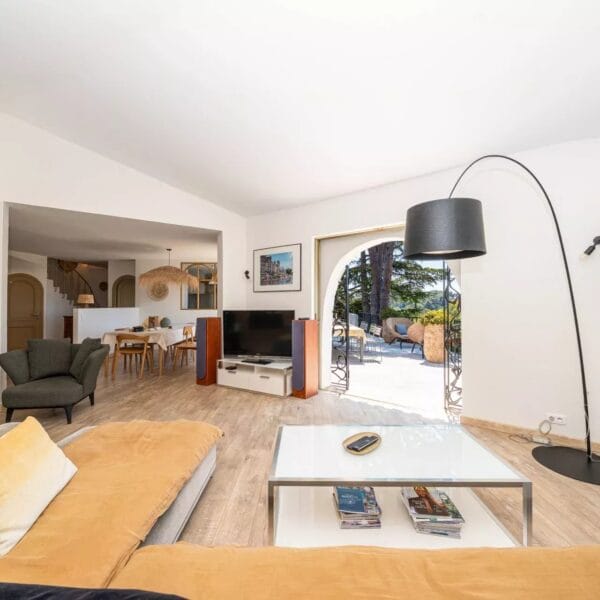 Mougins: Architect-designed villa with swimming pool in a private estate