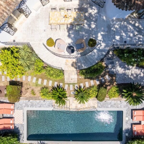 Mougins: Architect-designed villa with swimming pool in a private estate