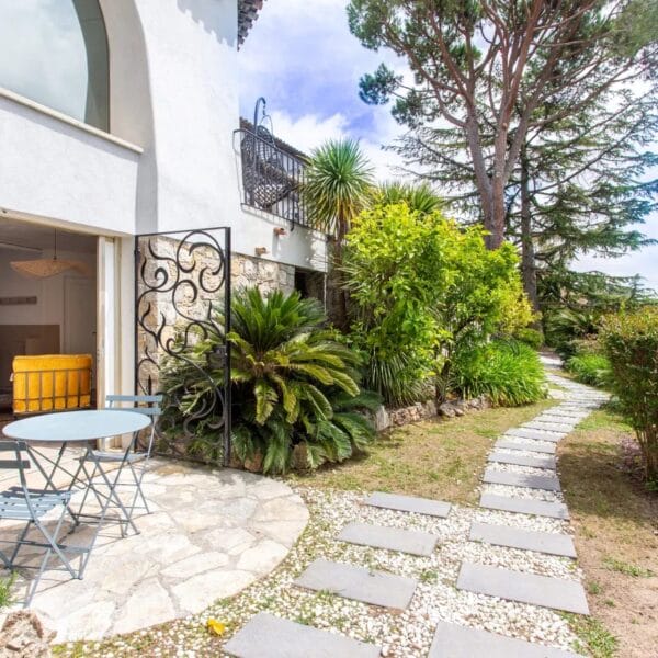 Mougins : Villa d’architecte avec piscine dans un domaine privé