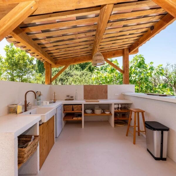 Mougins: Architect-designed villa with swimming pool in a private estate