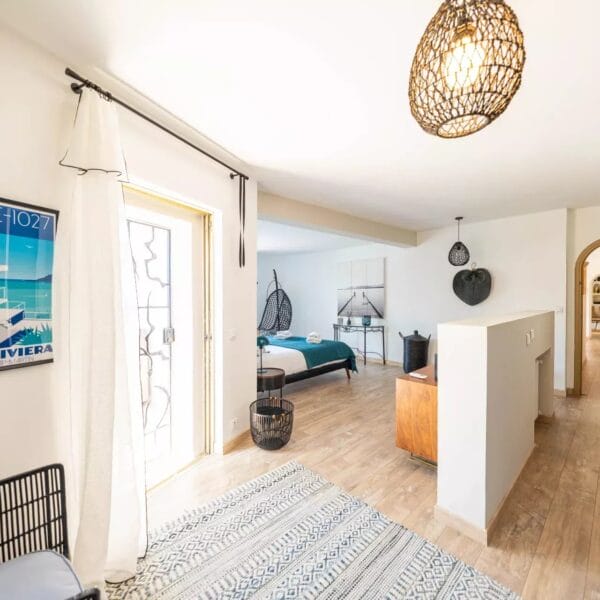 Mougins : Villa d’architecte avec piscine dans un domaine privé