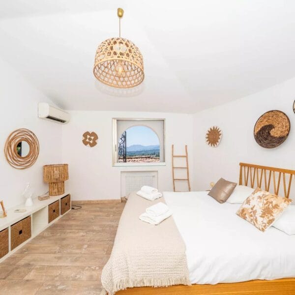 Mougins: Architect-designed villa with swimming pool in a private estate