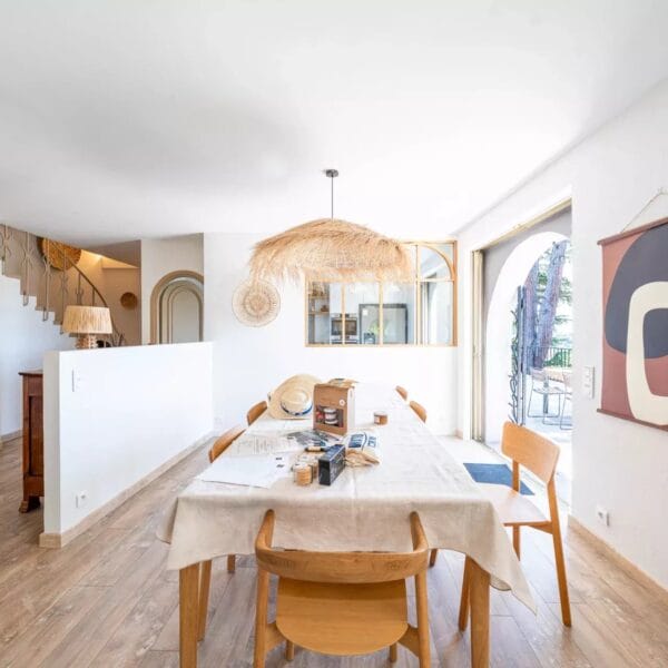 Mougins: Architect-designed villa with swimming pool in a private estate