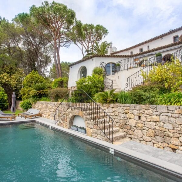 Mougins : Villa d’architecte avec piscine dans un domaine privé