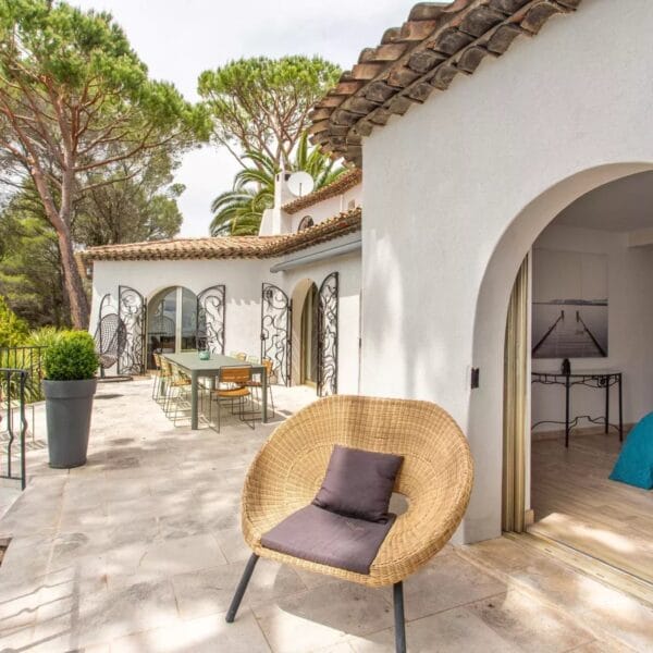 Mougins : Villa d’architecte avec piscine dans un domaine privé