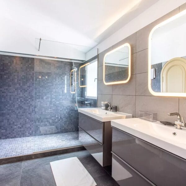 Mougins : Villa d’architecte avec piscine dans un domaine privé