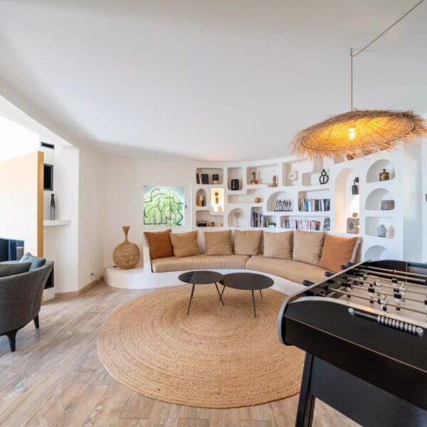 Mougins: Architect-designed villa with swimming pool in a private estate