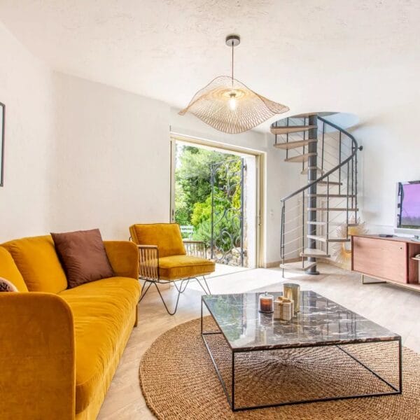Mougins: Architect-designed villa with swimming pool in a private estate