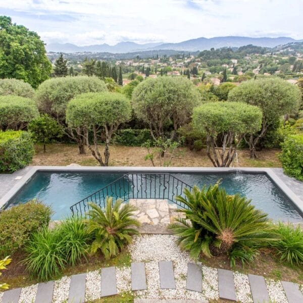 Mougins : Villa d’architecte avec piscine dans un domaine privé