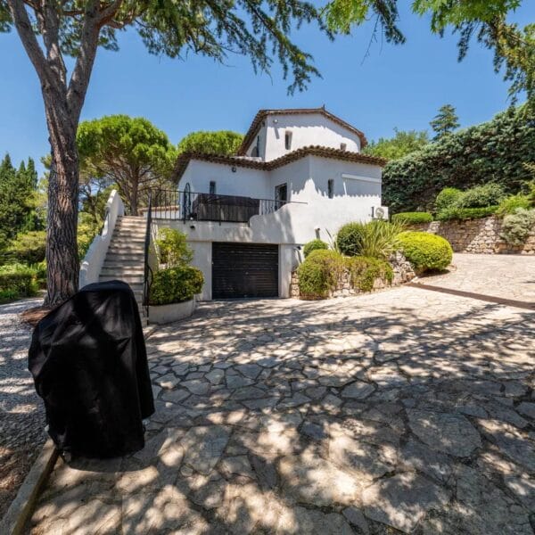 Mougins : Villa d’architecte avec piscine dans un domaine privé