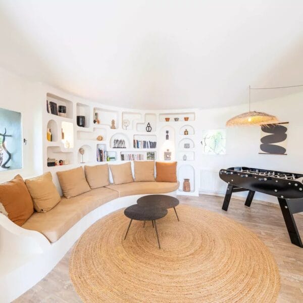 Mougins: Architect-designed villa with swimming pool in a private estate