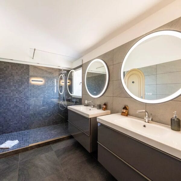 Mougins: Architect-designed villa with swimming pool in a private estate
