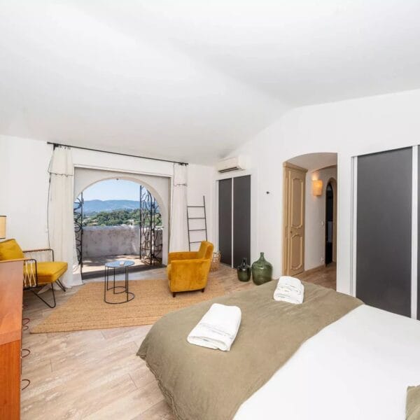 Mougins: Architect-designed villa with swimming pool in a private estate