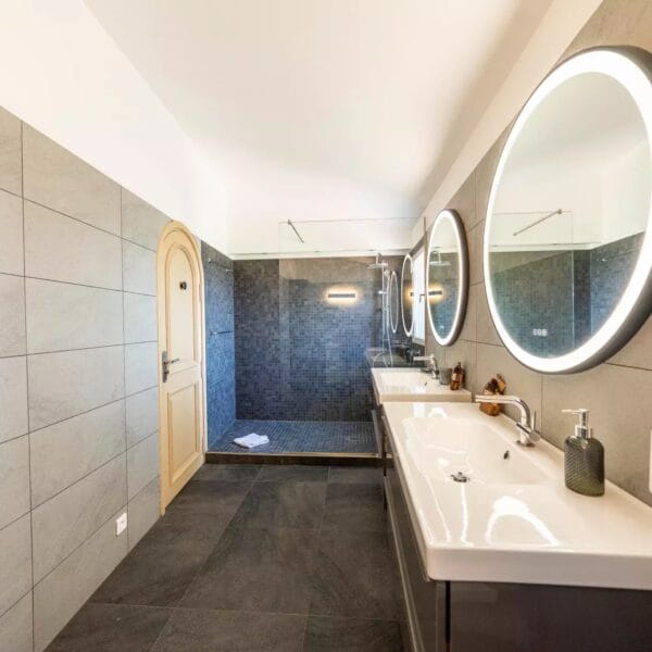 Mougins: Architect-designed villa with swimming pool in a private estate