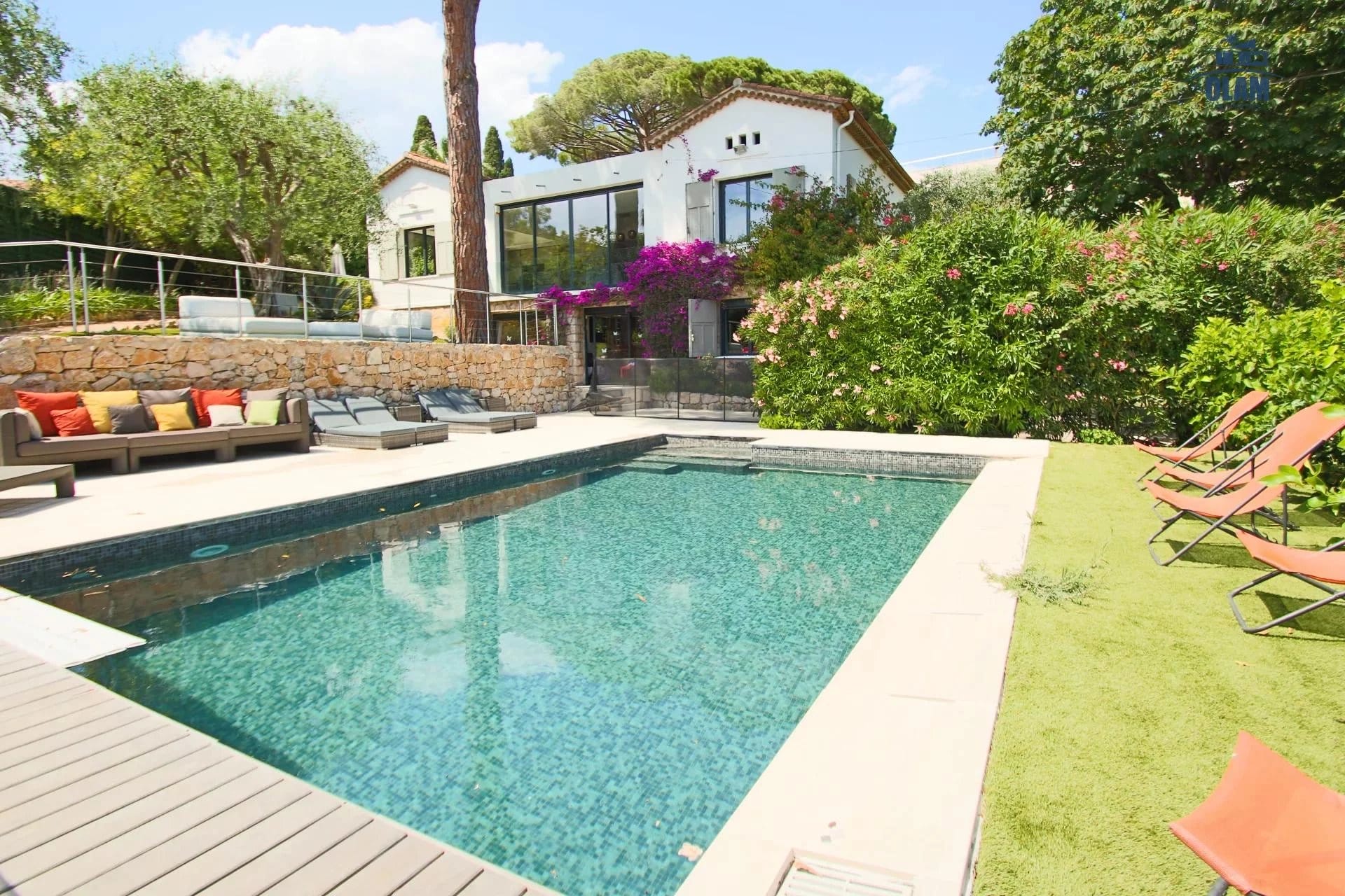 Villa d’Architecte Cannes Centre : 4 / 5 chambres, 200 m2, rénovée, terrasse, piscine et vaste jardin