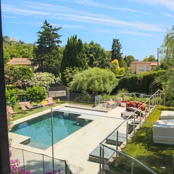 Villa d’Architecte Cannes Centre : 4 / 5 bedrooms, 200 m2, renovated, terrace, pool and large garden