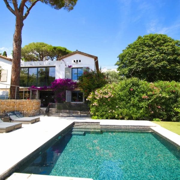 Villa d’Architecte Cannes Centre : 4 / 5 chambres, 200 m2, rénovée, terrasse, piscine et vaste jardin