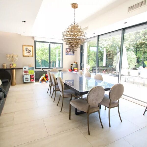 Villa d’Architecte Cannes Centre : 4 / 5 bedrooms, 200 m2, renovated, terrace, pool and large garden