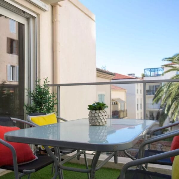 Cannes: beautiful apartment next to the Vieux Port with terrace
