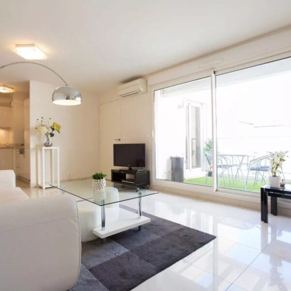 Cannes: beautiful apartment next to the Vieux Port with terrace