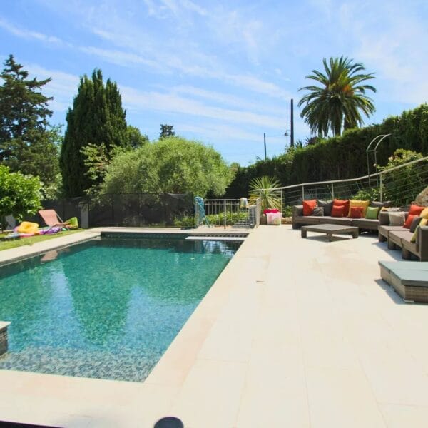 Villa d’Architecte Cannes Centre : 4 / 5 bedrooms, 200 m2, renovated, terrace, pool and large garden