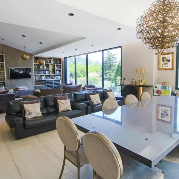 Villa d’Architecte Cannes Centre : 4 / 5 bedrooms, 200 m2, renovated, terrace, pool and large garden