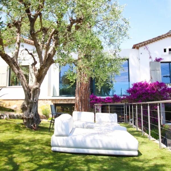 Villa d’Architecte Cannes Centre : 4 / 5 bedrooms, 200 m2, renovated, terrace, pool and large garden