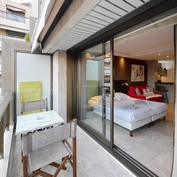 Cannes: prestigious studio with terrace in a quiet location in the city center