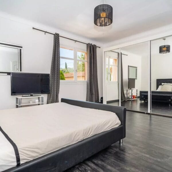 Maison familiale Mougins : 2 étages, piscine et extérieurs aménagés
